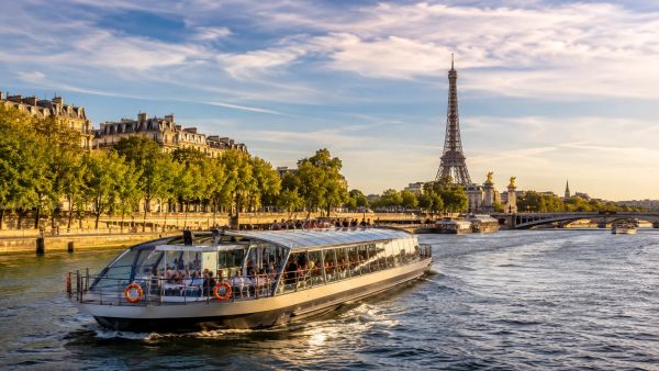 Découvrez l'expérience unique de la découverte de Paris en bateau